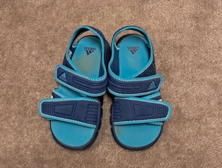 Kinder Badeschuhe von adidas in Größe 27 mit Klett in Kropp