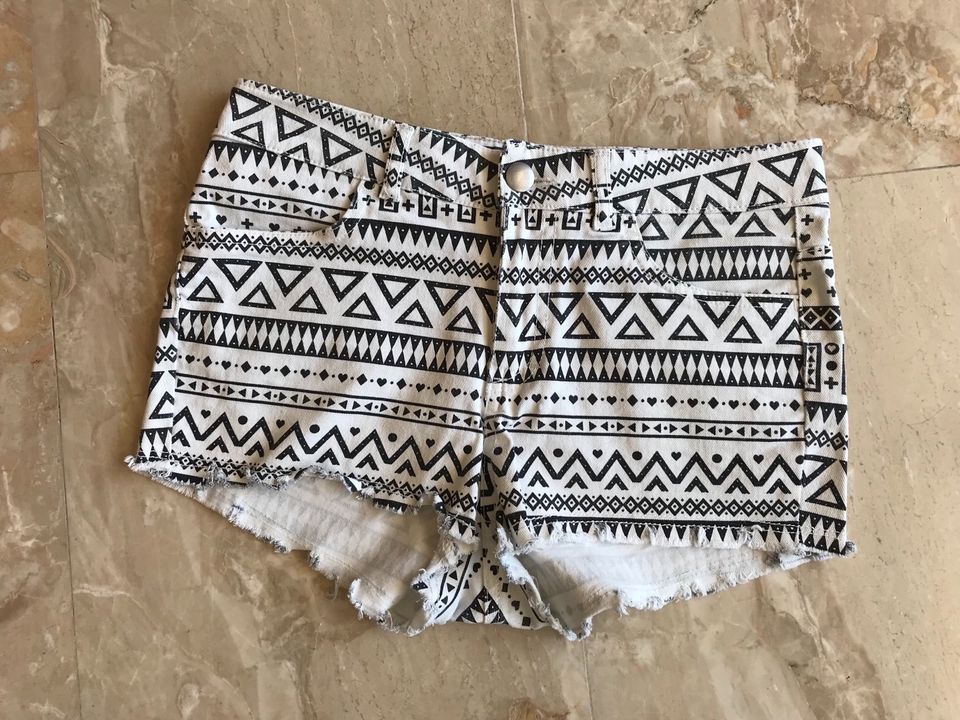 Shorts Gr. 36 (3 St.), je Short € 5,— in Neusäß