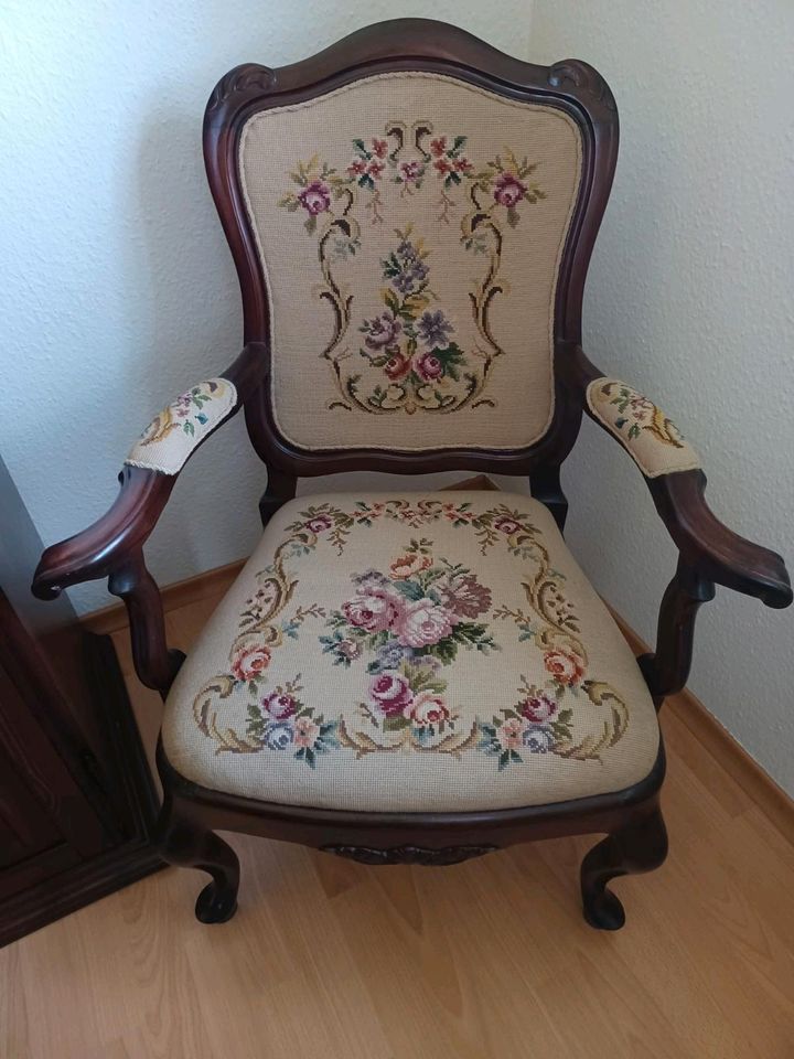 Schöner Stuhl mit Armlehnen - Antik - Landhausstil - Shabbychic - in Holtsee