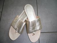 Zehentrenner Sandalen UNISA gold Gr. 41 feines Leder Nordrhein-Westfalen - Hüllhorst Vorschau