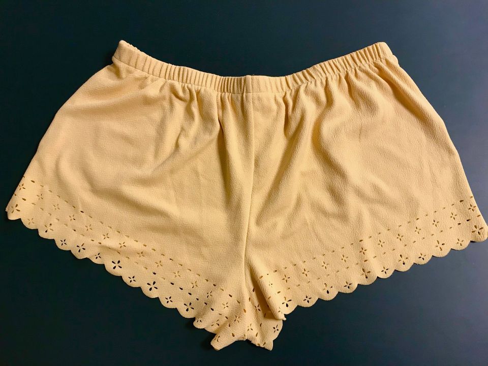 SHORTS kurze Hose, vanille-gelb mit Lochmuster, Gr. 44 in München