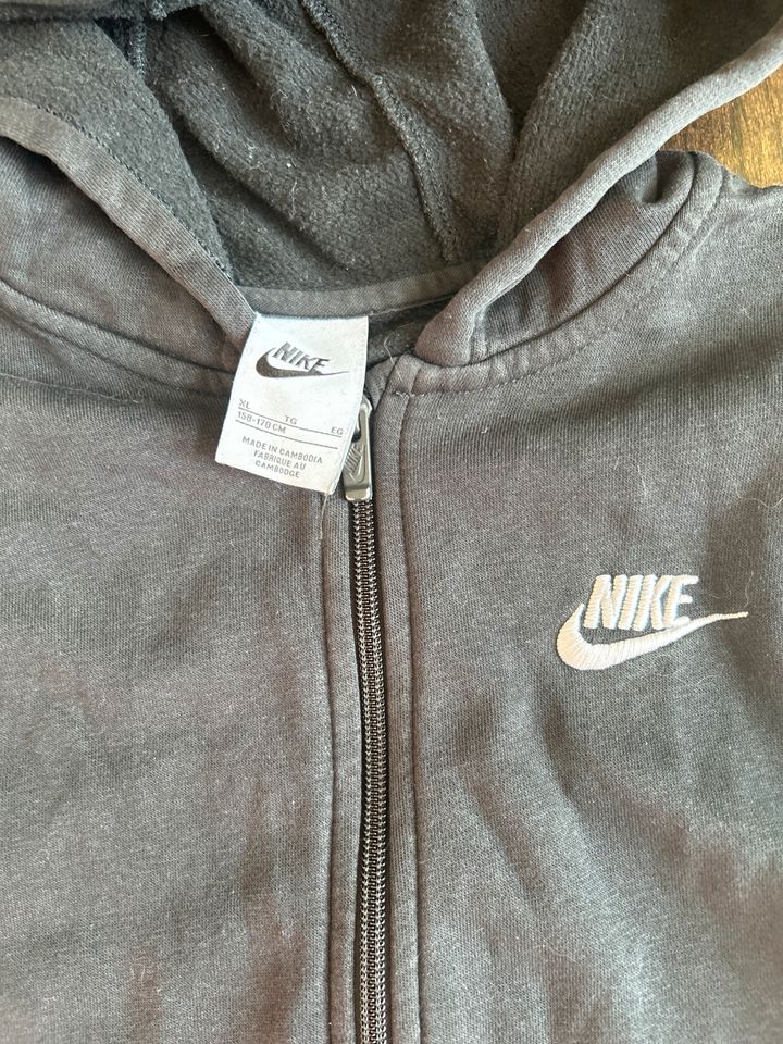 NIKE Jogginganzug Gr 158-170 cm in Dresden