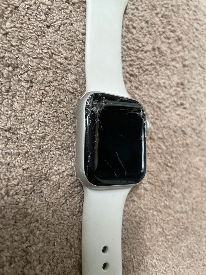 Apple Watch 6 - mit Display Schaden, aber funktionsfähig - in Emmelshausen