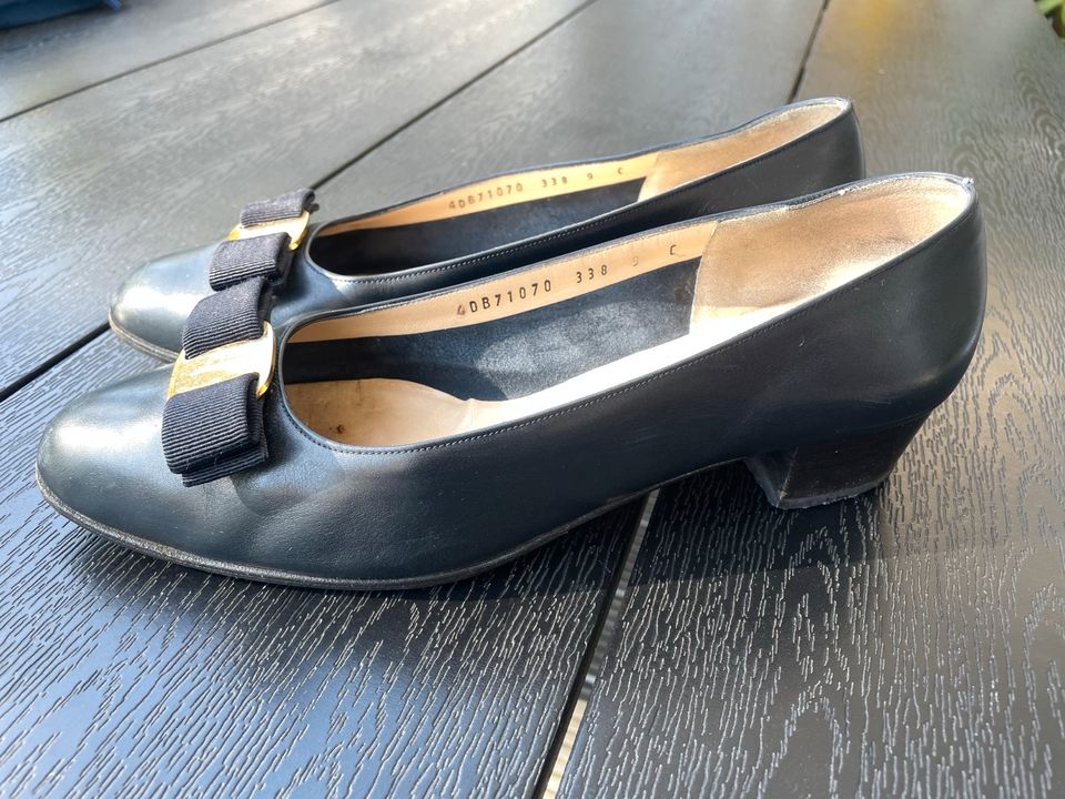 Salvatore Ferragamo Pumps Schuhe Gr.9 /39 blau in Berlin