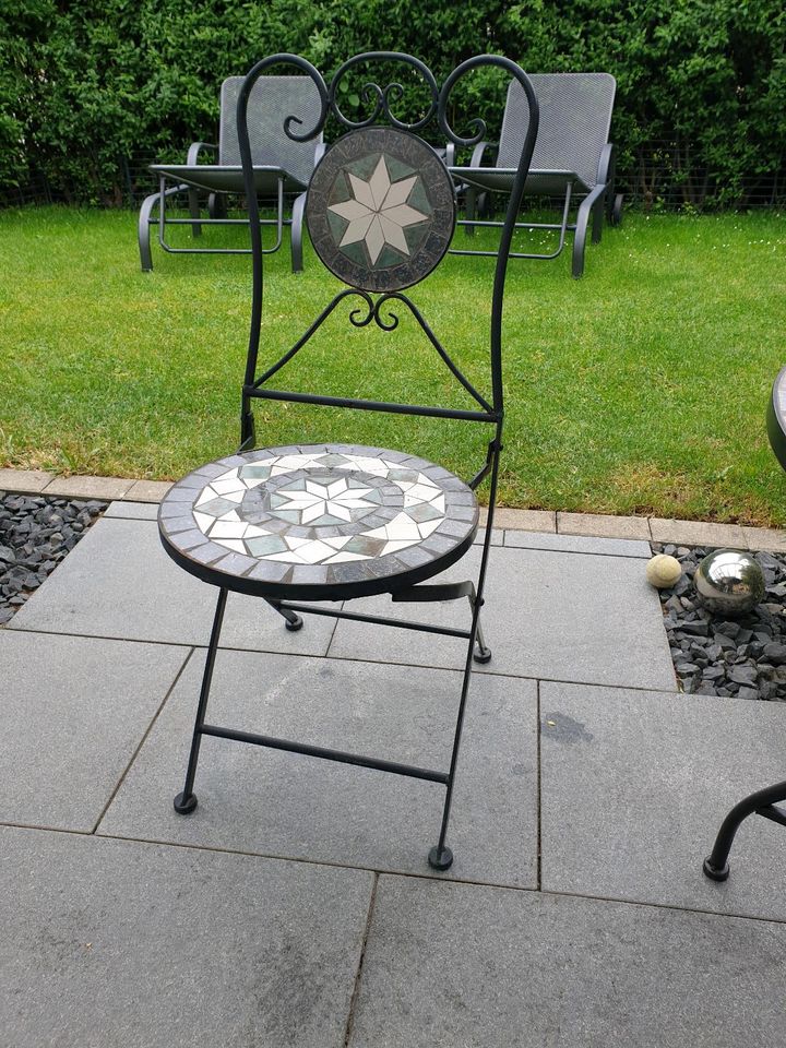 RESERVIERT FÜR WEIBEL Mosaik Gartentisch mit zwei Stühlen in Nordendorf