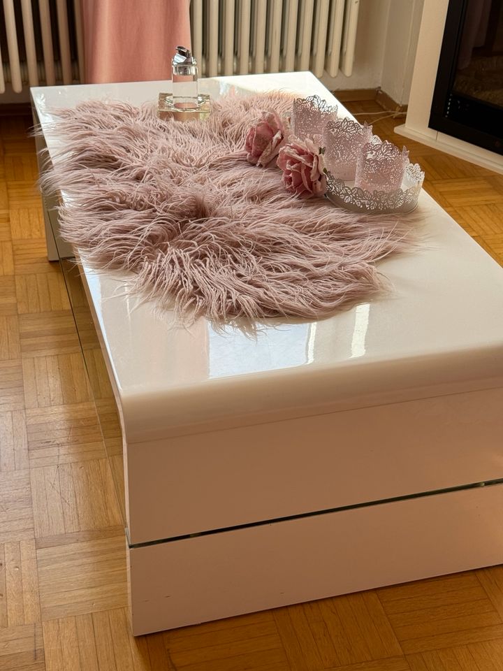 Sehr schöner Tisch fürs Wohnzimmer oder Küche in weiß in München