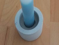 Kerzenständer weiß Betonoptik + zwei Stabkerzen lila + blau Nordrhein-Westfalen - Leopoldshöhe Vorschau