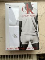 Calvin Klein V-Neck T-Shirts in Gr.M Neu! 2er Pack Bochum - Bochum-Süd Vorschau