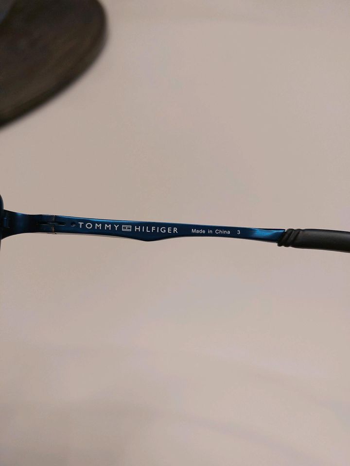 Tommy Hilfiger Roddy MM sportliche Sonnenbrille in blau NEU in Klingenberg am Main