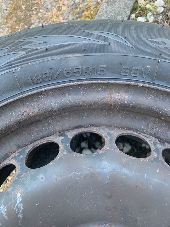 2x Sommerreifen 185/65 r15 auf Stahlfelgen von Mercedes in Wenden