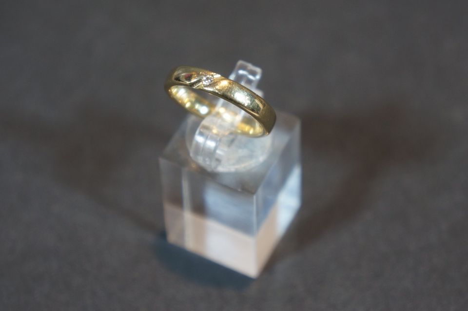 Ring mit Diamantbesatz aus 585er Gelb - Gold in Düsseldorf