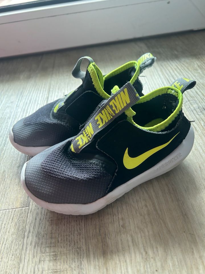 Kinder Schuhe Nike Gr 26 in Uplengen