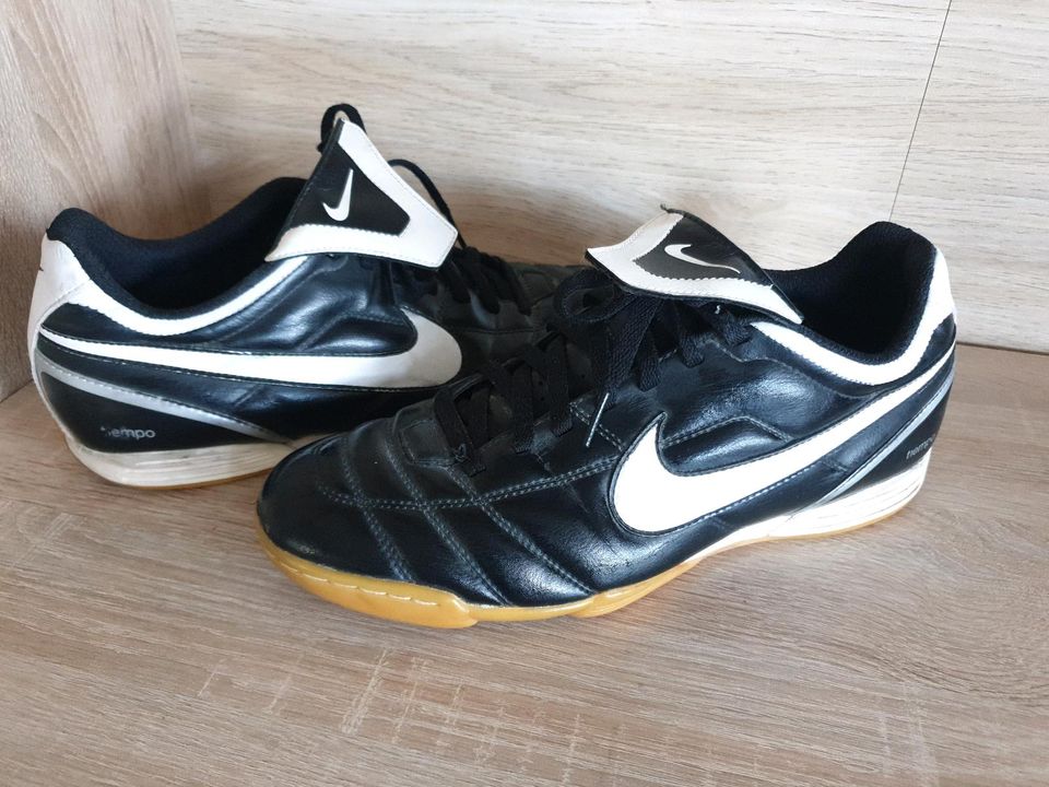 Hallenschuhe nike Gr. 43 schuhe sneaker in Eschershausen