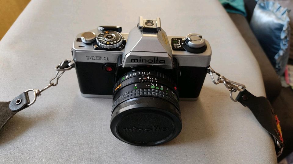 Minolta XG1 Spiegelreflexkamera mit Objektiven und Stativ in Ahlen