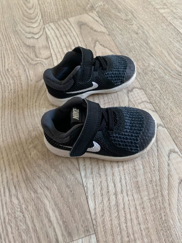 Süße Baby Nike Sneaker 21 in Bad Schwartau