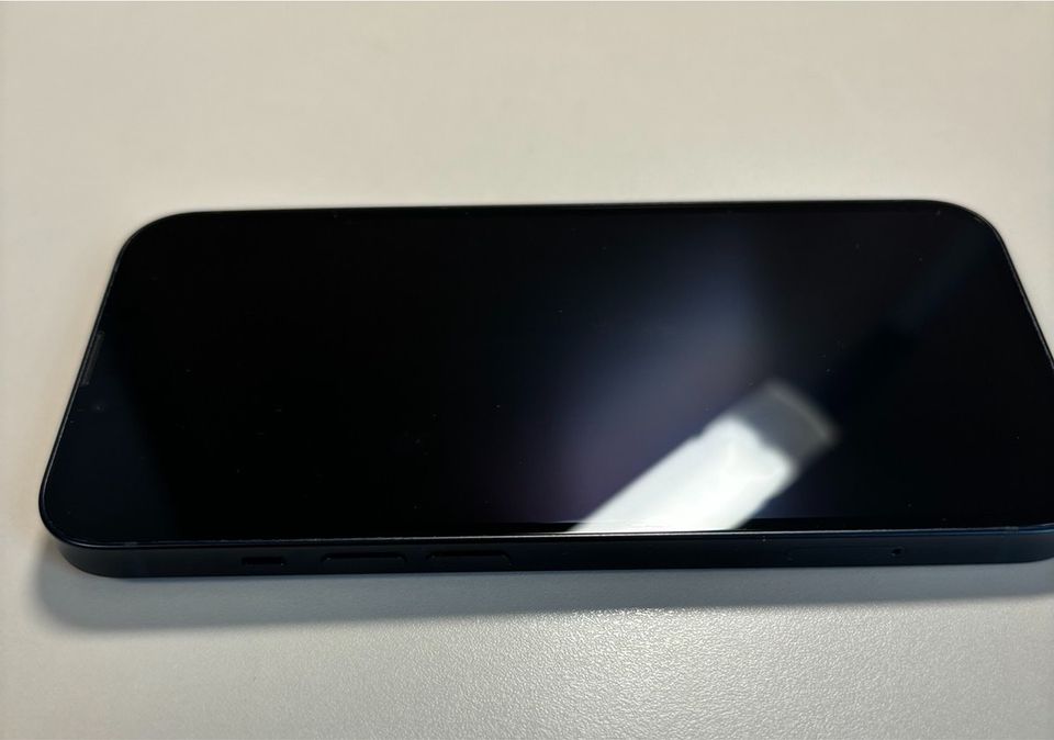 iPhone 13 - Rückseite gesplittert in Neuss