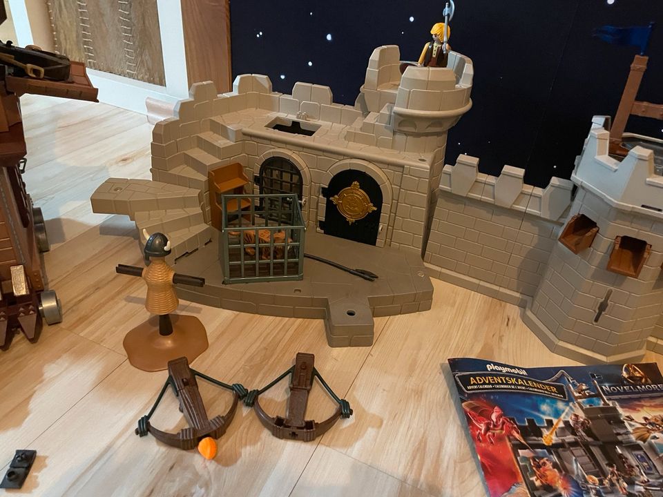 Große Burganlage von Playmobil mit viel Zubehör + Erweiterungen in Senzig