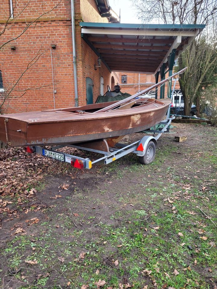 Segeljolle "Pirat" mit Straßentrailer und Zubehör in Plön 