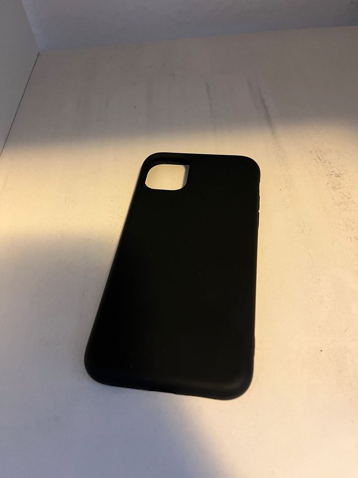 iPhone 11 Hülle schwarz Silikon in Springe