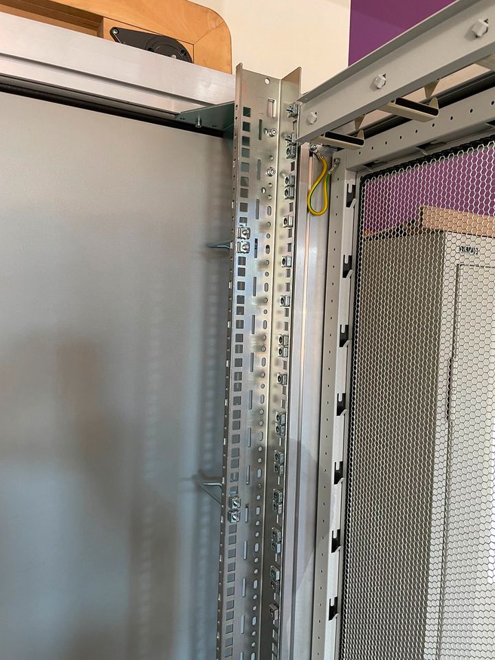 Server-Rack von Knürr mit Zubehör in Pastetten