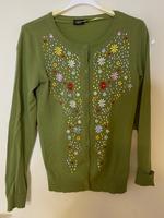 Strickjacke von bpc 70% Baumwolle grün mit Stickerei Niedersachsen - Georgsmarienhütte Vorschau