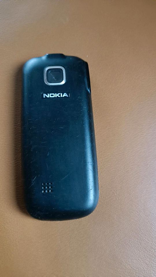Nokia 2330 classic silber schwarz Handy mit Zubehör in Emmendingen