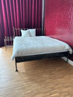 Handgeschmiedetes Metallbett Bett 160x200 m. Matratze Nachttisch Kreis Pinneberg - Rellingen Vorschau