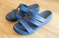 NEU Crocs W7 37,5 38 Sandalen Hausschuhe Badeschuhe Badelatschen Sachsen-Anhalt - Wolfen Vorschau