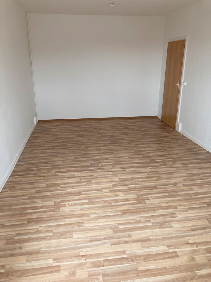 Sie haben Ihr Ziel erreicht! Bezugsfertige 3-Raum-Wohnung mit Badewanne und Balkon in der Mitte. in Gera