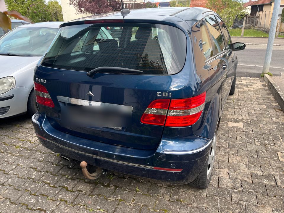 Mercedes B-Klasse 180 CDI | Diesel | dunkelblau in Reutlingen