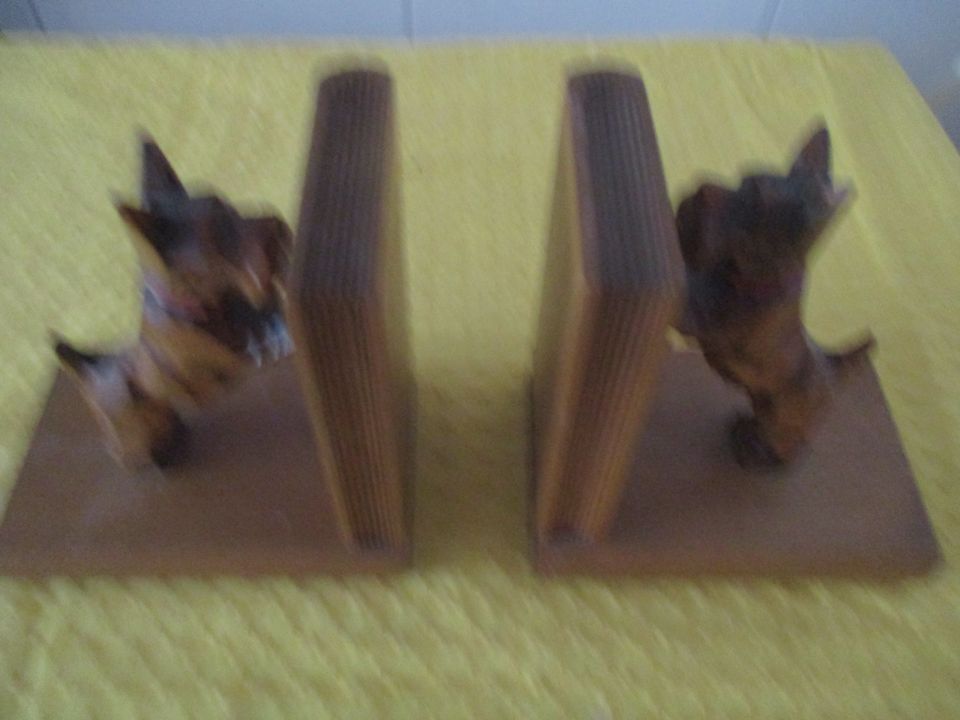 2 schöne Hunde als Buchstützen aus Holz in Troisdorf