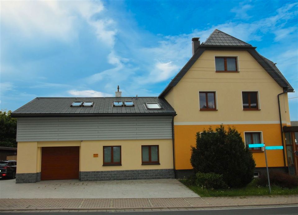 Provisionsfrei! Großes Wohnhaus mit 2 separat vermietbaren (Ferien- ) Wohnungen und insgesamt 4 Garagen zu verkaufen! in Sonneberg