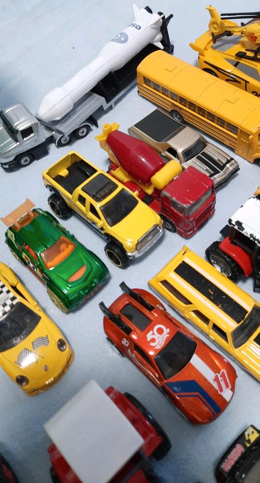 Über 125 Siku,  Matchbox Spielzeugautos Konvolut in Dillenburg