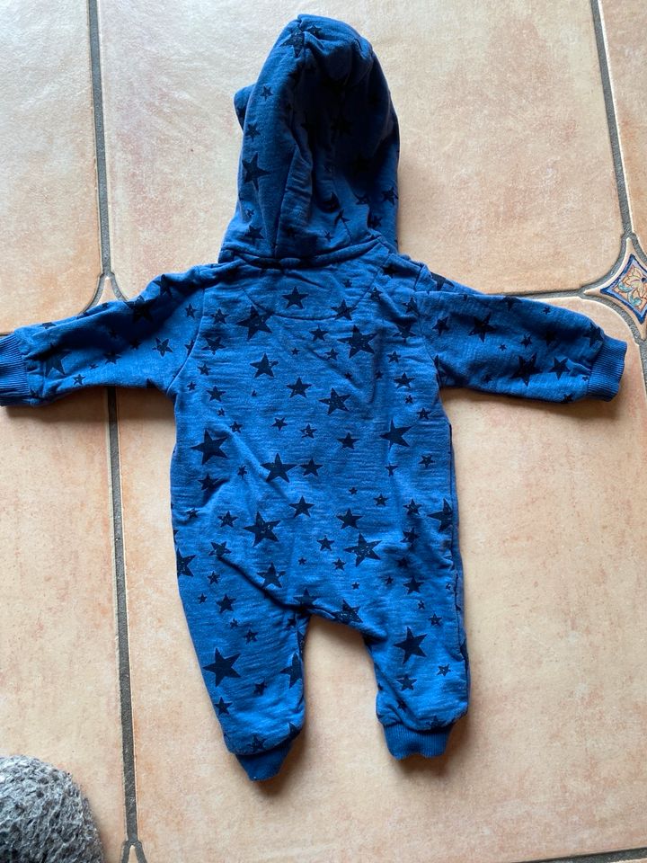 Baby Overall Junge blau Sterne + Kapuze, Gr. 56 wie NEU, Jacky in Senftenberg