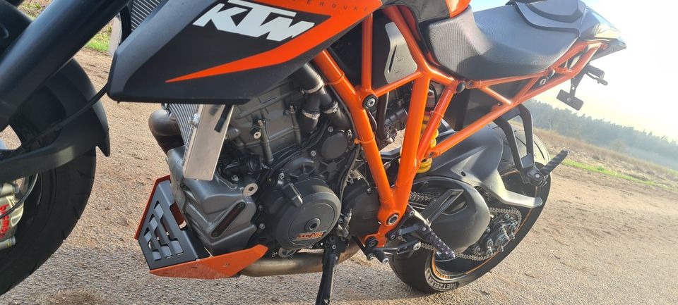 KTM 1290 SUPER DUKE R - SCHECKHEFT - ARROW - TOP FAHRWERK in Hamburg