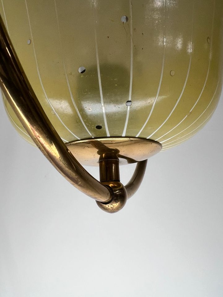 50er Jahre Vintage Hängelampe Küchenlampe Deckenlampe Messing goldfarben gelbes Glas Seltenheit Mid Century Design Westgermany in Berlin