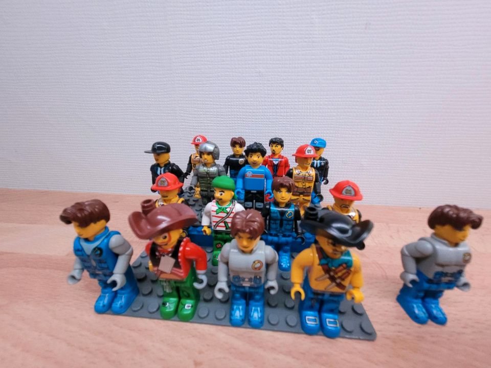 Lego 17x Junior Figuren, inkl. Versand, System in Wilnsdorf