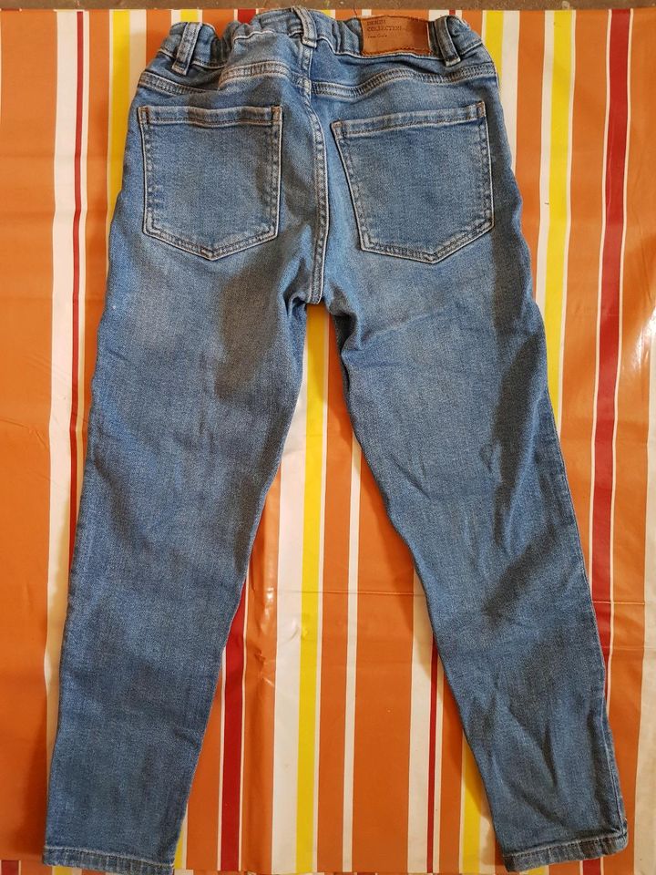 Jeans mit Nieten für Mädchen 128 Zara in Berlin