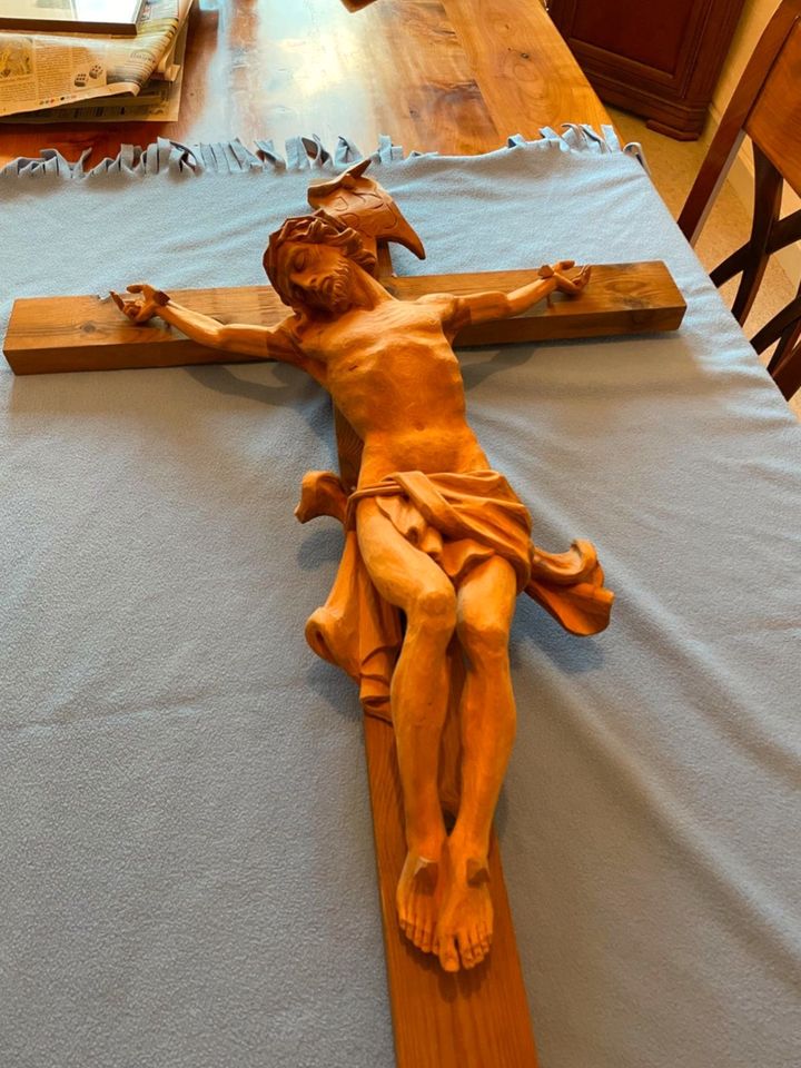 Handgeschnitztes Kruzifix in Wiesbaden