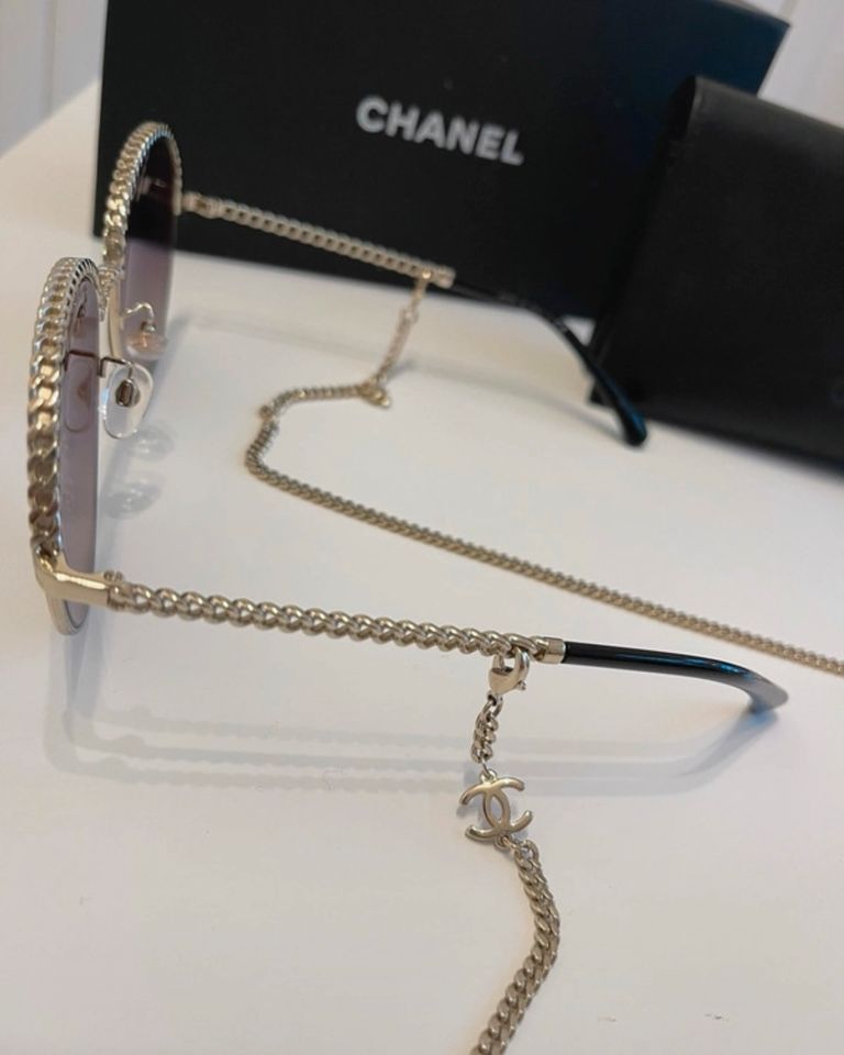 Chanel Sonnenbrille mit Kette in Hamburg