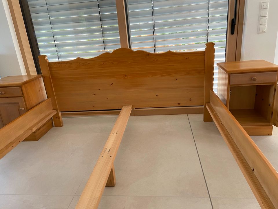 Doppelbett mit zwei Nachttischen und Spiegelkommode in Schierling