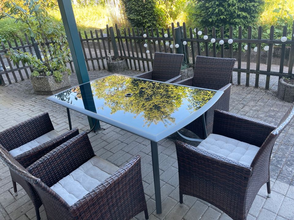 Tisch mit fünf Stühlen Rattan Gartenmöbel / Balkonmöbel in Saarbrücken