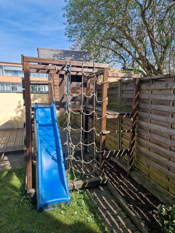 Holzhaus für Kinder mit Rutsche und Kletterwand und Umlauf in Rehau