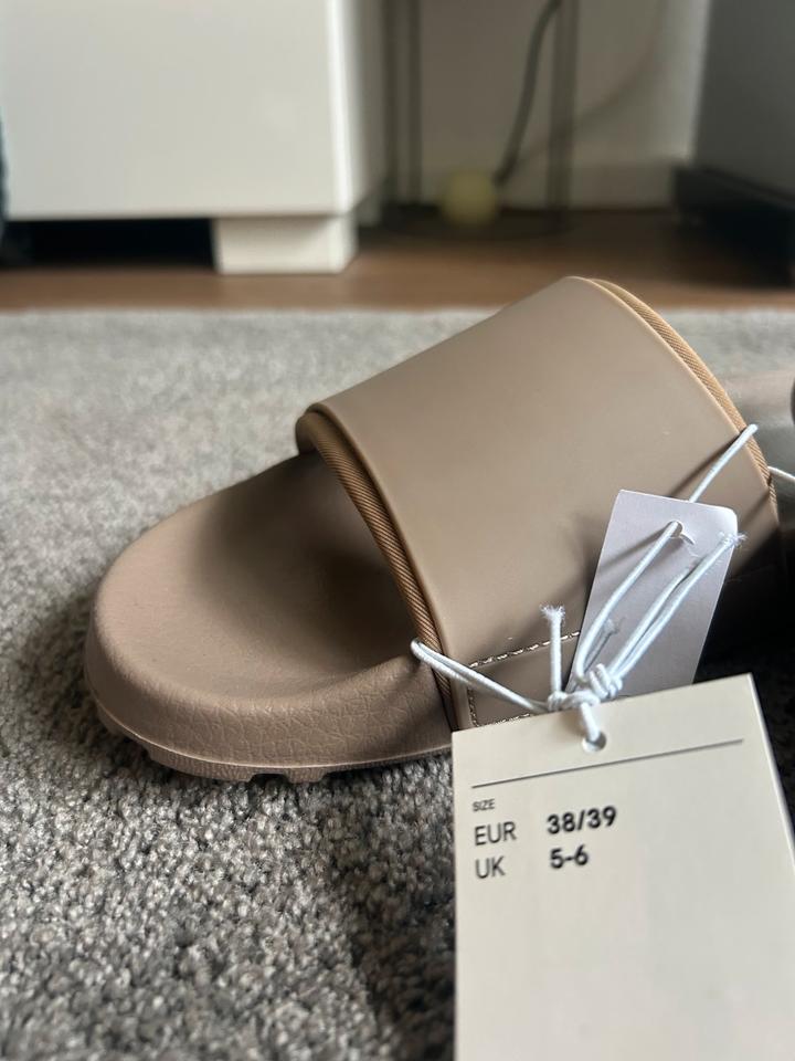Bedruckte Badesandalen Badelatschen H&M Beige H&M NEU 38-39 in Berlin