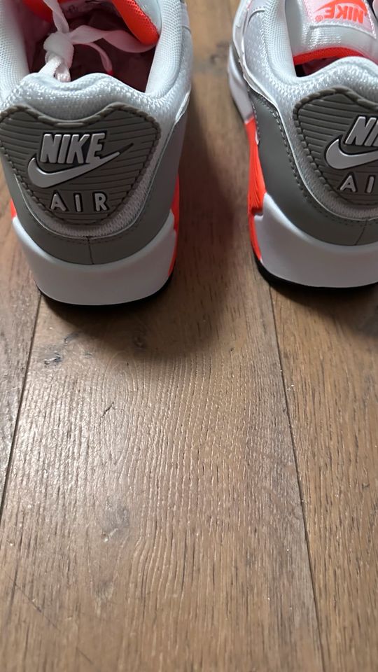 Nike Air Max 90 'Hyper Orange' - Gr. 42 in Bad Iburg