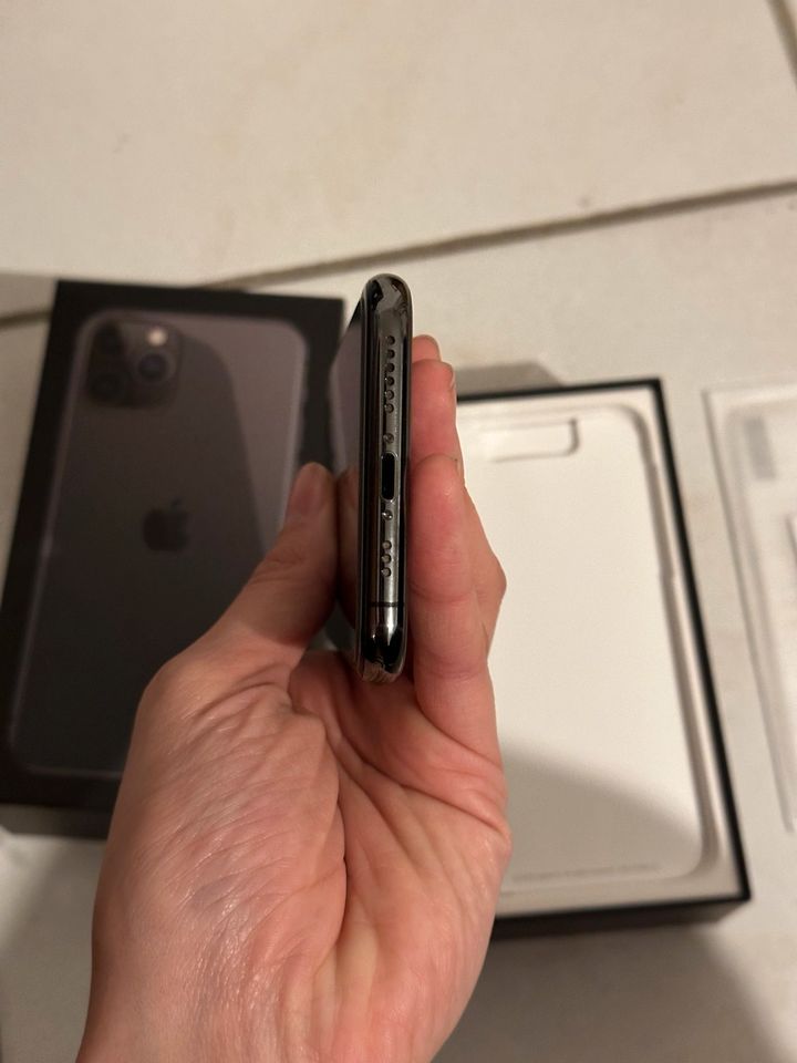 iPhone 11 Pro 256GB mit OVP, Panzerglas und 7 Hüllen in Höchberg