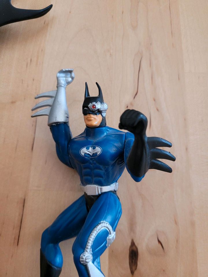 Vintage DC Kenner 1990 Batman Actionfigur mit Cape in Söhrewald