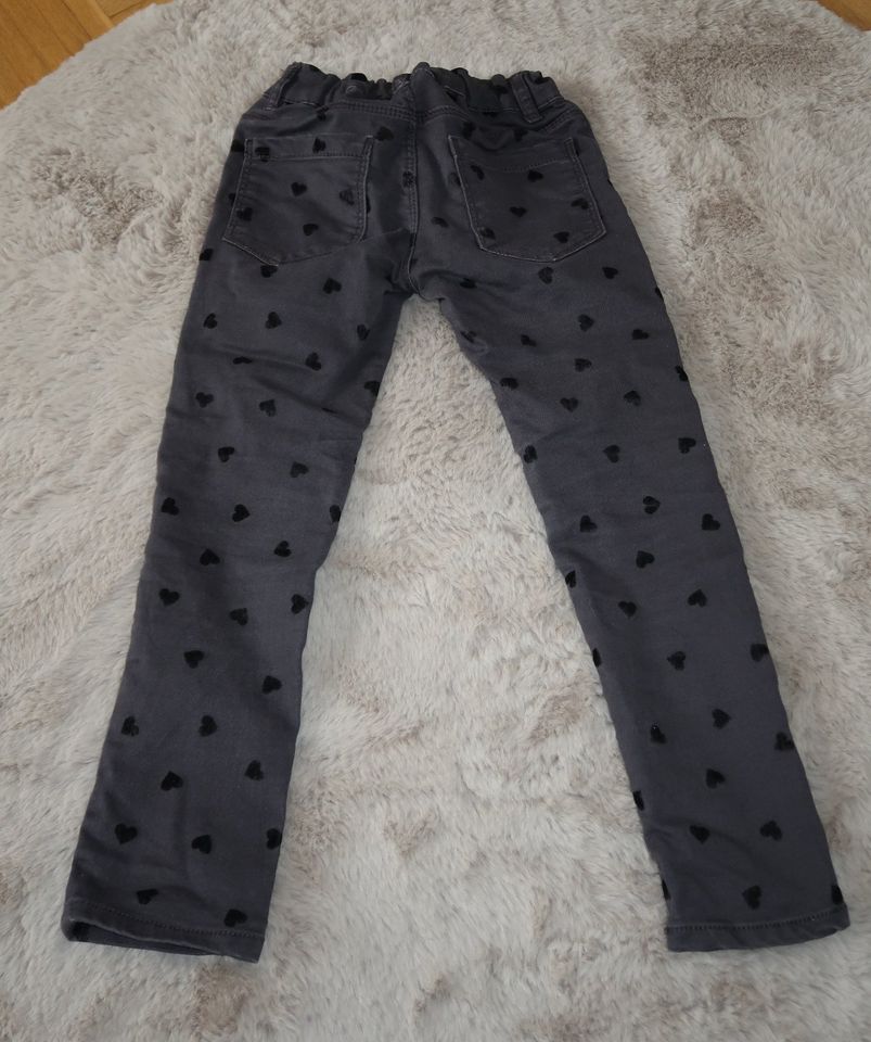 H&M Jeans grau-schwarz mit Herzen in Gr.116 für Mädchen in Bad Pyrmont