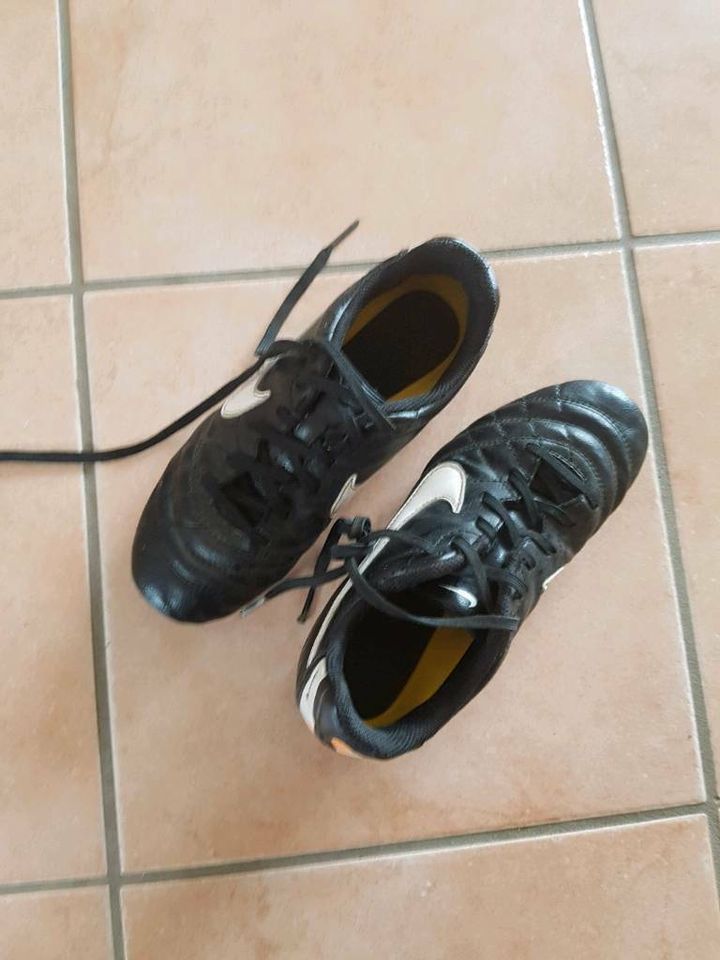 FUßBALL SCHUHE Nike Grösse 34 Stollen in Wriedel