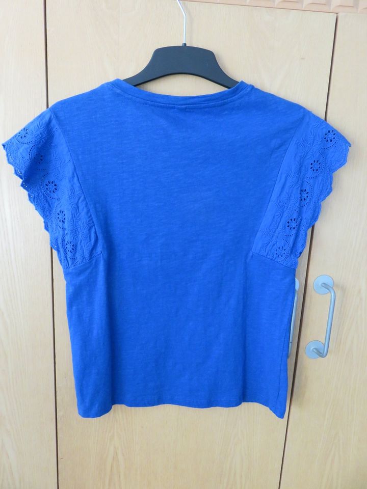 Blaues T-Shirt mit Spitze an den Ärmeln in Schwäbisch Hall